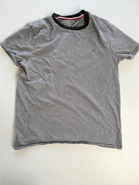 Tommy Hilfiger T Shirt, Grey Basic Tee, Classic Crewneck Tee, Casual Top,‎ Small